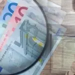 Η σταδιακή εφαρμογή της ευρωπαϊκής οδηγίας για τη διαφάνεια στις αμοιβές αναγκάζει πλέον όλο και περισσότερες επιχειρήσεις στην Ελλάδα να δημοσιεύουν συγκεκριμένα μισθολογικά κλιμάκια, όμως η παγίδα κρύβεται στις λεπτομέρειες της διατύπωσης.