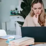 Για να καταλάβετε αν μια αγγελία εργασίας κρύβει μεταβλητές αποδοχές και bonus απόδοσης πίσω από ένα μεγάλο εύρος αμοιβών, πρέπει να αποκωδικοποιήσετε τη φρασεολογία της δημοσίευσης, καθώς πολλές εταιρείες ενσωματώνουν τα πριμ παραγωγικότητας στον ανώτατο πλαφόν μισθό για να προσελκύσουν υποψηφίους.