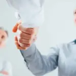 Με την εφαρμογή της νέας ευρωπαϊκής οδηγίας για τη μισθολογική διαφάνεια, οι εργοδοτικές πρακτικές του τύπου «ανταγωνιστικό πακέτο αποδοχών» απαγορεύτηκαν, όμως η εμφάνιση χαοτικών ορίων (π.χ. 900€ έως 1.500€) αποτελεί το νέο πεδίο γκρίζας διαπραγμάτευσης στην ελληνική αγορά.