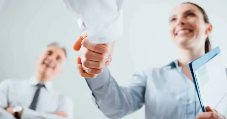 Με την εφαρμογή της νέας ευρωπαϊκής οδηγίας για τη μισθολογική διαφάνεια, οι εργοδοτικές πρακτικές του τύπου «ανταγωνιστικό πακέτο αποδοχών» απαγορεύτηκαν, όμως η εμφάνιση χαοτικών ορίων (π.χ. 900€ έως 1.500€) αποτελεί το νέο πεδίο γκρίζας διαπραγμάτευσης στην ελληνική αγορά.