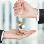 Με την αγορά εργασίας να κινείται σε έντονους ρυθμούς αυτό το καλοκαίρι, οι υποψήφιοι καλούνται πλέον να διαπραγματευτούν έξυπνα, καθώς όλο και περισσότερες επιχειρήσεις υιοθετούν την τακτική της διαφανούς μισθολογικής κλίμακας για να προσελκύσουν ταλέντα, προσπαθώντας όμως συχνά να κρατήσουν το κόστος χαμηλά.