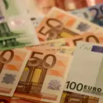 Το ισχύον πλαίσιο ξεχωρίζει τον παθητικό επενδυτή από τον ενεργό επιχειρηματία, πράγμα που σημαίνει ότι ένας απλός μέτοχος που έχασε την εργασία του μπορεί να διατηρήσει τα προνόμια της κάρτας, αρκεί να μην παραβιάζονται οι γενικοί κανόνες του ψηφιακού μητρώου.