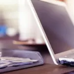 Η διατήρηση της κάρτας ανεργίας της ΔΥΠΑ (πρώην ΟΑΕΔ) παράλληλα με την κατοχή ενεργού τίτλου παροχής υπηρεσιών (μπλοκάκι) είναι απόλυτα εφικτή, υπό την προϋπόθεση ότι η δραστηριότητά σας είναι περιστασιακή και το ετήσιο εισόδημά σας δεν ξεπερνά ένα συγκεκριμένο οικονομικό όριο. Το ισχύον νομοθετικό πλαίσιο επιτρέπει σε χιλιάδες ελεύθερους επαγγελματίες και αυτοαπασχολούμενους, που υπολειτουργούν ή προχωρούν σε σποραδικές συνεργασίες, να μη χάνουν την ιδιότητα του ανέργου και τα παρεχόμενα προνόμια.