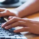 Η διατήρηση της κάρτας ανεργίας της ΔΥΠΑ (πρώην ΟΑΕΔ) παράλληλα με την έναρξη δραστηριότητας με «μπλοκάκι» (δελτίο παροχής υπηρεσιών) είναι εφικτή, υπό την αυστηρή προϋπόθεση ότι δεν ξεπερνάτε ένα συγκεκριμένο εισοδηματικό όριο και δεν ασκείτε μόνιμη επαγγελματική δραστηριότητα. Το τοπίο γύρω από την παράλληλη απασχόληση και το καθεστώς ανεργίας έχει ξεκαθαρίσει, δίνοντας τη δυνατότητα σε χιλιάδες αναζητούντες εργασία να κάνουν μικρά business βήματα χωρίς να χάνουν αυτόματα τα δικαιώματά τους. Αν, λοιπόν, σκέφτεστε να κόψετε μια-δυο αποδείξεις αλλά φοβάστε ότι θα διαγραφείτε από τα μητρώα, δείτε ακριβώς τι προβλέπει η νομοθεσία.