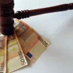 Η εξέλιξη αυτή επηρεάζει άμεσα το κόστος των απολύσεων στον ιδιωτικό τομέα, καθώς η αποζημίωση υπολογίζεται πάντα με βάση τις τρέχουσες μεικτές αποδοχές του τελευταίου μήνα υπό καθεστώς πλήρους απασχόλησης.