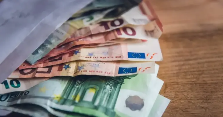 Το τελικό ποσό που θα πιστωθεί στον τραπεζικό σας λογαριασμό εξαρτάται άμεσα από τα έτη υπηρεσίας στον ίδιο εργοδότη, αλλά και από το αν η καταγγελία της σύμβασης εργασίας έγινε με ή χωρίς προειδοποίηση.