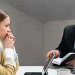 Επειδή η αποζημίωση απόλυσης υπολογίζεται με βάση τις τακτικές αποδοχές του τελευταίου μήνα υπό καθεστώς πλήρους απασχόλησης, η θεσμοθέτηση του νέου κατώτατου μισθού αυξάνει το ελάχιστο «πλαφόν» προστασίας.