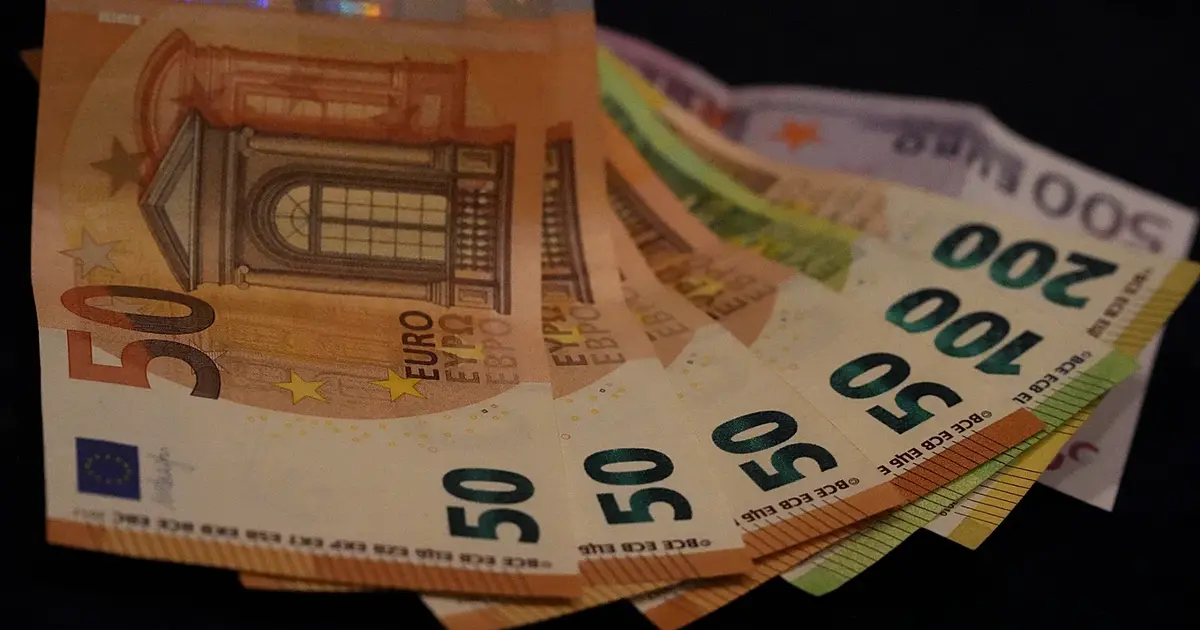 Η νομοθεσία ορίζει ότι για τον προσδιορισμό του ποσού λαμβάνεται υπόψη ολόκληρος ο χρόνος υπηρεσίας στον ίδιο εργοδότη (η προϋπηρεσία δεν μειώνεται ημερολογιακά), αλλά το τελικό ποσό προσαρμόζεται αναλογικά με βάση τις ημέρες και τις ώρες που εργαζόταν ο μισθωτός.
