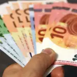 Η αποζημίωση απόλυσης για τους εργαζόμενους με καθεστώς εκ περιτροπής απασχόλησης υπολογίζεται με βάση τις μειωμένες τακτικές αποδοχές του τελευταίου εργασιακού μήνα πριν από την απόλυση και όχι με βάση τον μισθό της πλήρους απασχόλησης. Αν και ο χρόνος προϋπηρεσίας για τη θεμελίωση του δικαιώματος προσμετράται κανονικά από την πρώτη ημέρα της σύμβασης (όπως και στην πλήρη απασχόληση), το τελικό ποσό που καταβάλλεται προσαρμόζεται αναλογικά στις ημέρες και τις ώρες που πραγματικά εργαστήκατε.