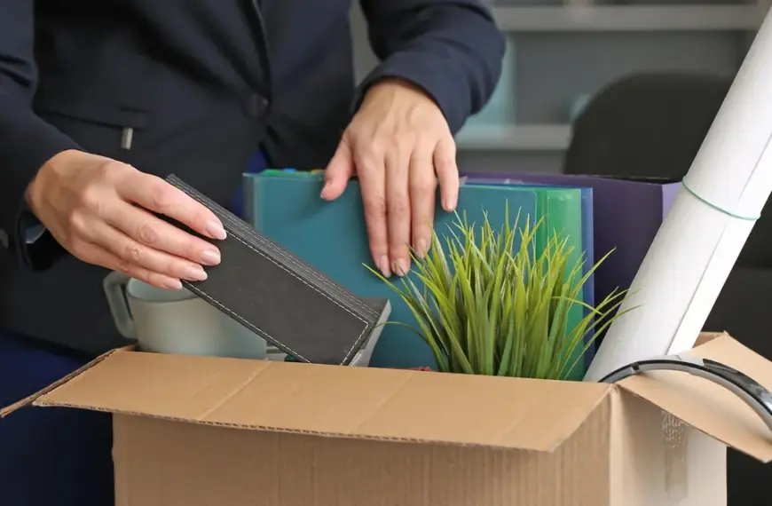 Αντίθετα, αν η μετατροπή της σύμβασης ήταν οριστική και με ελεύθερη συμφωνία των δύο μερών, η αποζημίωση υπολογίζεται βάσει των μειωμένων αποδοχών που ίσχυαν κατά την ημέρα καταγγελίας της σύμβασης.