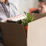 Η συγκεκριμένη διαδικασία, γνωστή στην εργατική νομοθεσία ως «τακτική καταγγελία σύμβασης εργασίας», επιτρέπει στις επιχειρήσεις να περιορίσουν το άμεσο οικονομικό κόστος μιας απόλυσης.
