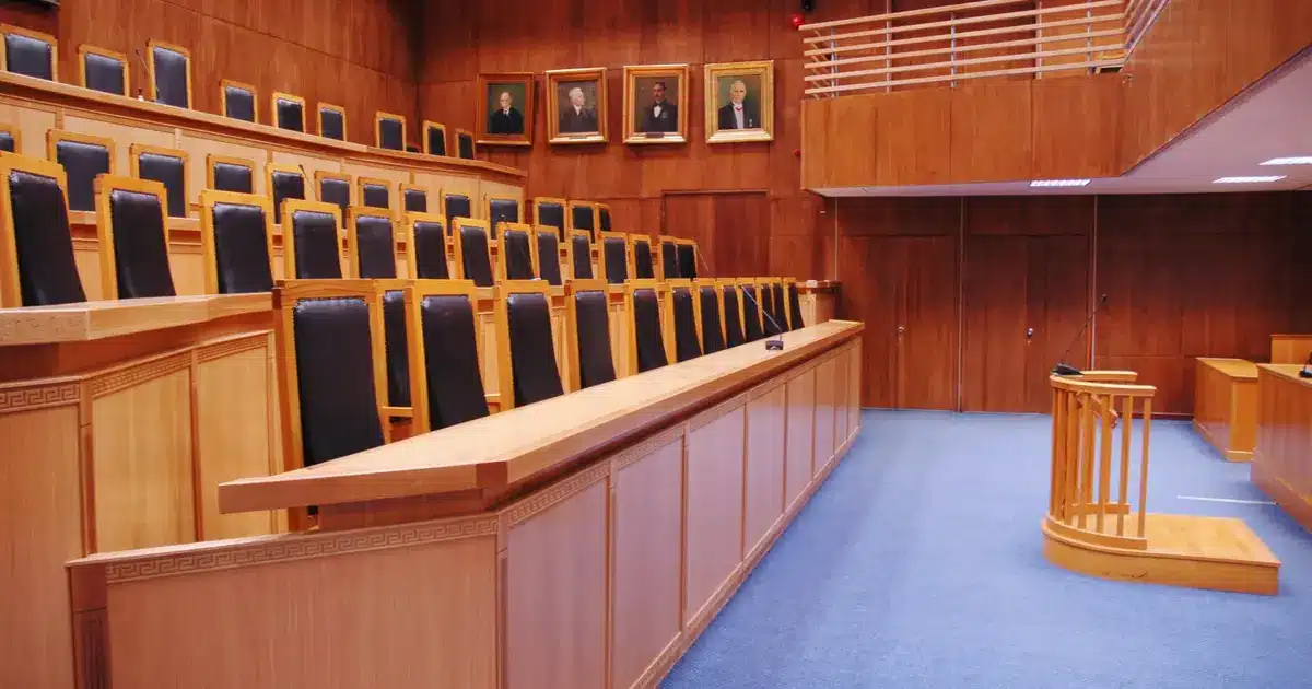 Η νέα προκήρυξη για την εισαγωγή στην Εθνική Σχολή Δικαστικών Λειτουργών (ΕΣΔΙ) αποτελεί μία από τις πιο ελκυστικές ευκαιρίες του 2026, καθώς δέχεται υποψηφίους από όλες τις κατηγορίες εκπαίδευσης (ΠΕ, ΤΕ, ΔΕ) με οποιοδήποτε πτυχίο ή απολυτήριο λυκείου.