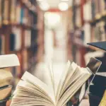 Με τη νέα αυτή τεχνολογική αναβάθμιση, η οποία τίθεται σε πλήρη ισχύ εντός του 2026, το σύστημα «διαβάζει» απευθείας τον ακριβή βαθμό του πτυχίου, τα μεταπτυχιακά και τα διδακτορικά του υποψηφίου, κλειδώνοντας τη μοριοδότηση χωρίς την ανθρώπινη παρέμβαση των ελεγκτών του ΑΣΕΠ και εκμηδενίζοντας τα μαθηματικά λάθη.