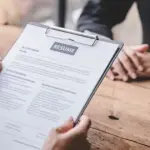 Αν η εργασιακή σας εμπειρία δεν έχει αποτυπωθεί με την ακριβή ορολογία και τις σωστές ημερομηνίες ασφάλισης, το σύστημα κινδυνεύει να πετάξει εκτός μοριοδότησης μήνες ή και χρόνια σκληρής δουλειάς.