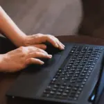Η ορθή επικαιροποίηση του ψηφιακού μητρώου ΑΣΕΠ κατά τις ώρες χαμηλής κίνησης αυτού του Σαββατοκύριακου αποτελεί τη μοναδική διέξοδο για να αποφύγετε το «κρασάρισμα» του συστήματος και τις καθυστερήσεις που σημειώνονται τις καθημερινές λόγω των μαζικών αιτήσεων για τις μεγάλες προκηρύξεις του 2026. Η ηλεκτρονική πλατφόρμα δέχεται τεράστιο φόρτο εργασίας τις εργάσιμες ημέρες, με αποτέλεσμα η πλοήγηση να γίνεται αργή και να αυξάνεται ο κίνδυνος σφαλμάτων κατά τη μεταφόρτωση των δικαιολογητικών.