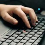 Η εκμετάλλευση των ωρών χαμηλής κίνησης κατά τη διάρκεια της σημερινής Κυριακής 28 Ιουνίου 2026 αποτελεί την ιδανική ευκαιρία για να κάνετε τον απαραίτητο «καθαρισμό» και την επικαιροποίηση του μητρώου ΑΣΕΠ, αποφεύγοντας το μόνιμο άγχος που προκαλεί το κράσαρισμα της ιστοσελίδας τις καθημερινές. Με τις μεγάλες προκηρύξεις του καλοκαιριού να βρίσκονται προ των πυλών, η σωστή οργάνωση των δικαιολογητικών σας στο ψηφιακό προφίλ της Ανώτατης Αρχής είναι το πρώτο και πιο κρίσιμο βήμα για να μην βρεθείτε προ εκπλήξεων και αποκλεισμών λόγω τυπικών λαθών.