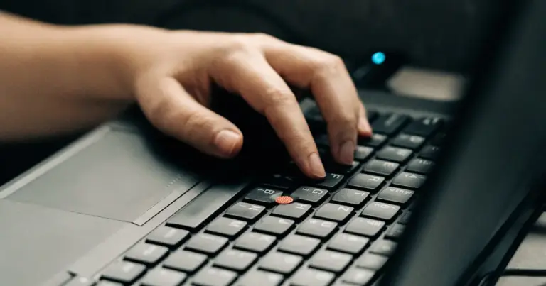 Η εκμετάλλευση των ωρών χαμηλής κίνησης κατά τη διάρκεια της σημερινής Κυριακής 28 Ιουνίου 2026 αποτελεί την ιδανική ευκαιρία για να κάνετε τον απαραίτητο «καθαρισμό» και την επικαιροποίηση του μητρώου ΑΣΕΠ, αποφεύγοντας το μόνιμο άγχος που προκαλεί το κράσαρισμα της ιστοσελίδας τις καθημερινές. Με τις μεγάλες προκηρύξεις του καλοκαιριού να βρίσκονται προ των πυλών, η σωστή οργάνωση των δικαιολογητικών σας στο ψηφιακό προφίλ της Ανώτατης Αρχής είναι το πρώτο και πιο κρίσιμο βήμα για να μην βρεθείτε προ εκπλήξεων και αποκλεισμών λόγω τυπικών λαθών.