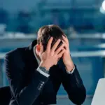 Μπορείτε να αγνοήσετε νόμιμα το email ή το τηλεφώνημα του εργοδότη σας μετά τη λήξη της βάρδιας σας, καθώς η ελληνική εργατική νομοθεσία προστατεύει ρητά πλέον το δικαίωμα αποσύνδεσης με στόχο την καταπολέμηση του burnout.