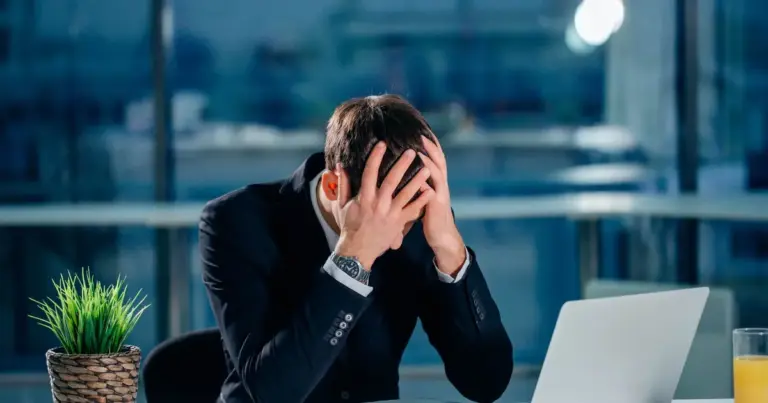 Μπορείτε να αγνοήσετε νόμιμα το email ή το τηλεφώνημα του εργοδότη σας μετά τη λήξη της βάρδιας σας, καθώς η ελληνική εργατική νομοθεσία προστατεύει ρητά πλέον το δικαίωμα αποσύνδεσης με στόχο την καταπολέμηση του burnout.