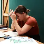 Οι εργαζόμενοι στον ιδιωτικό τομέα δεν είναι υποχρεωμένοι να απαντούν σε υπηρεσιακές οχλήσεις μετά τη λήξη της βάρδιάς τους, και η τεχνολογία, από μέσο καταπίεσης, μετατρέπεται στο ισχυρότερο όπλο τους για την τεκμηρίωση των εργοδοτικών αυθαιρεσιών στην Επιθεώρηση Εργασίας.