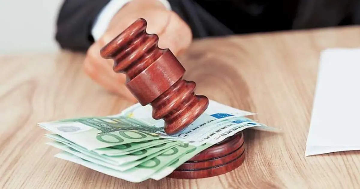 Η Επιθεώρηση Εργασίας έκανε αποφασιστικό βήμα για την εφαρμογή του νόμου, ξεκαθαρίζοντας ότι η ψηφιακή παρενόχληση του προσωπικού εκτός του συμβατικού ωραρίου εργασίας συνιστά παράνομη υπερωριακή απασχόληση που επισύρει βαριές διοικητικές κυρώσεις.