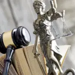 Οι εργαζόμενοι που τελούν σε καθεστώς ετοιμότητας για εργασία δικαιούνται πλήρη αμοιβή και πλήρη ασφαλιστική κάλυψη όταν υποχρεούνται να βρίσκονται σε συγκεκριμένο τόπο, ενώ αντίθετα, αν απλώς οφείλουν να ανταποκριθούν σε κλήση του εργοδότη από το σπίτι τους, η αμοιβή και οι εισφορές ρυθμίζονται από την ελεύθερη συμφωνία των δύο μερών. Αυτός ο βασικός διαχωρισμός, που έχει παγιωθεί από την ελληνική νομολογία, καθορίζει το τοπίο των εργασιακών δικαιωμάτων για χιλιάδες απασχολούμενους σε κρίσιμους κλάδους, όπως η πληροφορική, η υγεία και οι τεχνικές υπηρεσίες.