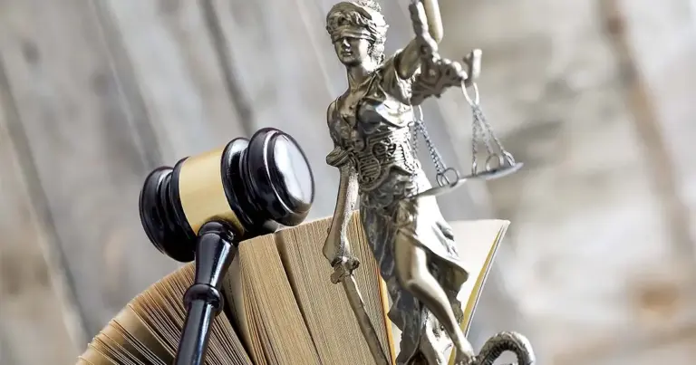 Οι εργαζόμενοι που τελούν σε καθεστώς ετοιμότητας για εργασία δικαιούνται πλήρη αμοιβή και πλήρη ασφαλιστική κάλυψη όταν υποχρεούνται να βρίσκονται σε συγκεκριμένο τόπο, ενώ αντίθετα, αν απλώς οφείλουν να ανταποκριθούν σε κλήση του εργοδότη από το σπίτι τους, η αμοιβή και οι εισφορές ρυθμίζονται από την ελεύθερη συμφωνία των δύο μερών. Αυτός ο βασικός διαχωρισμός, που έχει παγιωθεί από την ελληνική νομολογία, καθορίζει το τοπίο των εργασιακών δικαιωμάτων για χιλιάδες απασχολούμενους σε κρίσιμους κλάδους, όπως η πληροφορική, η υγεία και οι τεχνικές υπηρεσίες.