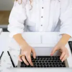 Ξεκινούν άμεσα οι αιτήσεις στα ελληνικά πανεπιστήμια για τα δωρεάν μεταπτυχιακά προγράμματα που εξασφαλίζουν πολύτιμη μοριοδότηση στις προκηρύξεις του ΑΣΕΠ, προσφέροντας στους υποψηφίους τη δυνατότητα να ενισχύσουν τη θέση τους στους πίνακες κατάταξης χωρίς να ξοδέψουν χρήματα για δίδακτρα. Τα ιδρύματα της χώρας ανοίγουν τις πλατφόρμες τους για το ακαδημαϊκό έτος 2026-2027, καλύπτοντας ένα ευρύ φάσμα ειδικοτήτων από τη διοίκηση και την πληροφορική μέχρι την εκπαίδευση και τις ανθρωπιστικές επιστήμες.