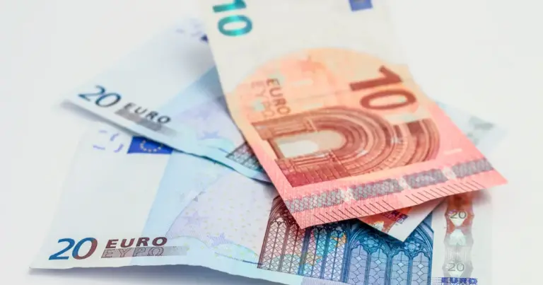 Το έκτακτο επίδομα των 400 ευρώ της ΔΥΠΑ για τους άνεργους ναυτικούς και τους ξενοδοχοϋπαλλήλους που βρίσκονται εκτός σεζόν πιστώνεται στους λογαριασμούς των δικαιούχων που πληρούν τα κριτήρια της νέας ρύθμισης. Το οικονομικό αυτό βοήθημα στοχεύει στην κάλυψη των αναγκών των εργαζομένων σε κλάδους που πλήττονται από την έντονη εποχικότητα, προσφέροντας μια οικονομική ανάσα πριν από την πλήρη έναρξη των επαγγελματικών τους δραστηριοτήτων.