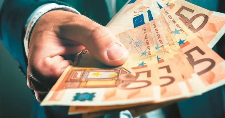 Το νέο πρόγραμμα της ΔΥΠΑ προσφέρει μη επιστρεπτέα επιχορήγηση 14.800 ευρώ σε εγγεγραμμένους ανέργους που επιθυμούν να κάνουν το επόμενο βήμα και να ιδρύσουν τη δική τους επιχείρηση. Η δράση αποτελεί μια σημαντική οικονομική ανάσα, καλύπτοντας τα πρώτα κρίσιμα έξοδα λειτουργίας και υποστηρίζοντας το ξεκίνημα νέων επαγγελματιών στην αγορά.