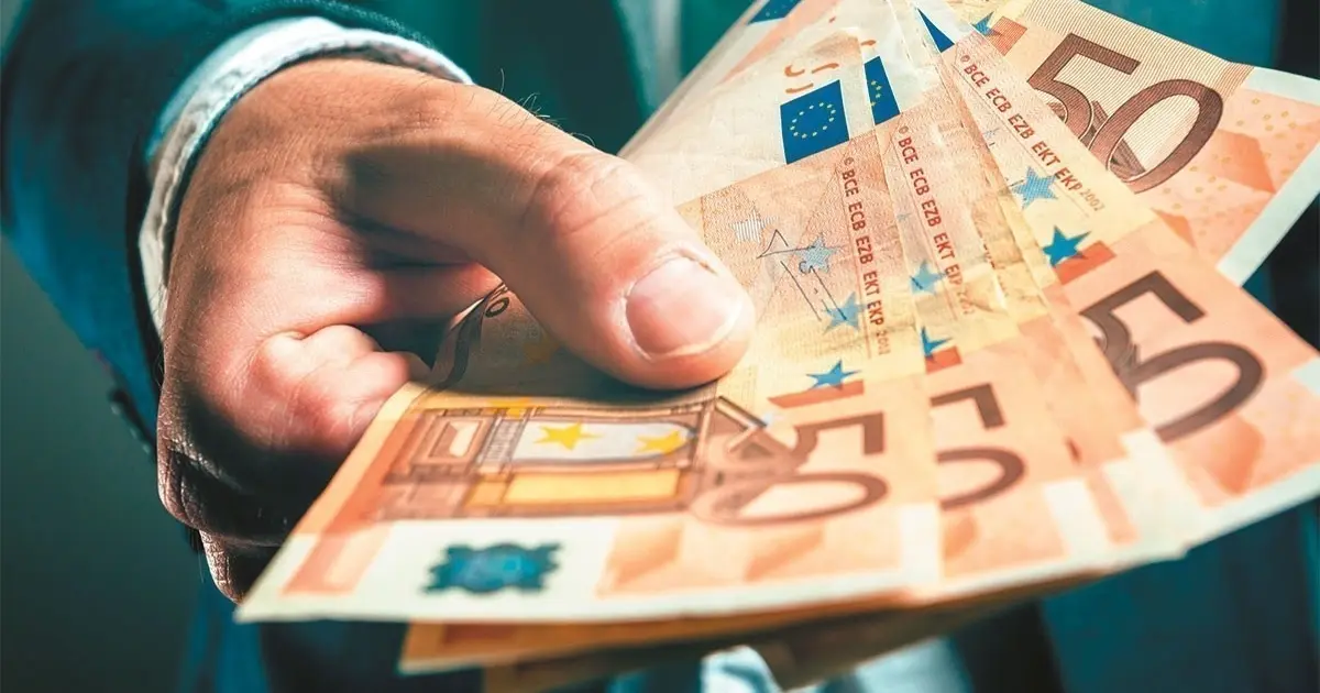 Το νέο πρόγραμμα της ΔΥΠΑ προσφέρει μη επιστρεπτέα επιχορήγηση 14.800 ευρώ σε εγγεγραμμένους ανέργους που επιθυμούν να κάνουν το επόμενο βήμα και να ιδρύσουν τη δική τους επιχείρηση. Η δράση αποτελεί μια σημαντική οικονομική ανάσα, καλύπτοντας τα πρώτα κρίσιμα έξοδα λειτουργίας και υποστηρίζοντας το ξεκίνημα νέων επαγγελματιών στην αγορά.