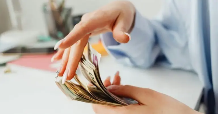 Η συγκεκριμένη δράση έρχεται να δώσει βαθιά ανάσα στο ξεκίνημα νέων ελεύθερων επαγγελματιών και επιστημόνων, εκμηδενίζοντας το κόστος του ΕΦΚΑ κατά τον πρώτο, πιο κρίσιμο χρόνο της λειτουργίας τους.