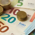 Το νέο πρόγραμμα της ΔΥΠΑ προσφέρει επιδότηση 14.800 ευρώ σε εγγεγραμμένους ανέργους, δίνοντάς τους τη δυνατότητα να ξεκινήσουν τη δική τους ατομική επιχείρηση στον κλάδο των ψηφιακών υπηρεσιών. Η συγκεκριμένη δράση καλύπτει ολόκληρο το πλάνο για το ξεκίνημα της νέας σας δραστηριότητας, προσφέροντας ρευστότητα από τους πρώτους μήνες λειτουργίας. Η χρηματοδότηση δίνεται με τη μορφή κατ’ αποκοπή ποσού και στοχεύει στην άμεση ενίσχυση της ψηφιακής οικονομίας και της αυτοαπασχόλησης.