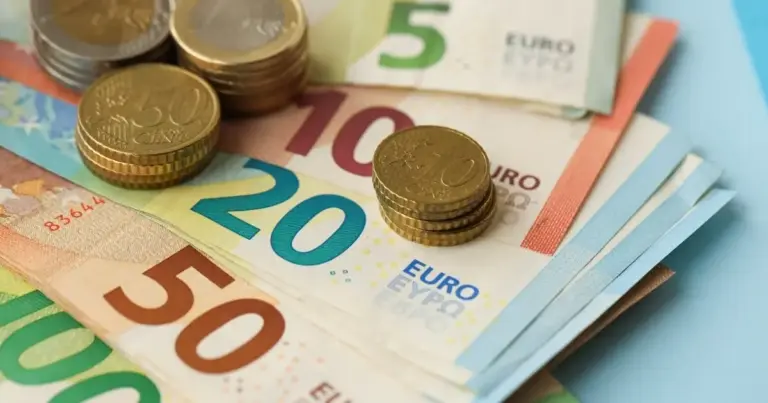 Το νέο πρόγραμμα της ΔΥΠΑ προσφέρει επιδότηση 14.800 ευρώ σε εγγεγραμμένους ανέργους, δίνοντάς τους τη δυνατότητα να ξεκινήσουν τη δική τους ατομική επιχείρηση στον κλάδο των ψηφιακών υπηρεσιών. Η συγκεκριμένη δράση καλύπτει ολόκληρο το πλάνο για το ξεκίνημα της νέας σας δραστηριότητας, προσφέροντας ρευστότητα από τους πρώτους μήνες λειτουργίας. Η χρηματοδότηση δίνεται με τη μορφή κατ’ αποκοπή ποσού και στοχεύει στην άμεση ενίσχυση της ψηφιακής οικονομίας και της αυτοαπασχόλησης.