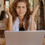 Η καθυστέρηση στην εμφάνιση της δέσμευσης του e-Paravolo των 15 ευρώ στο Taxisnet για τις προκηρύξεις του ΑΣΕΠ οφείλεται στον χρόνο διατραπεζικής εκκαθάρισης της πληρωμής και στον φόρτο συστήματος των τελευταίων ημερών υποβολής των αιτήσεων. Αν και ο κωδικός του παραβόλου εκδίδεται άμεσα, η οριστική «δέσμευση» και η αλλαγή της κατάστασής του σε «πληρωμένο» μπορεί να χρειαστεί από λίγες ώρες έως και δύο εργάσιμες ημέρες, ανάλογα με τον τρόπο που επιλέξατε να μεταφέρετε τα χρήματα.