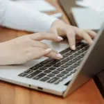 Η σωστή έκδοση και, κυρίως, η οριστική πληρωμή και δέσμευση του e-Παραβόλου των 3 ευρώ αποτελεί το πρώτο και κρισιμότερο βήμα για να μην απορριφθεί η αίτησή σας από τον ΑΣΕΠ λόγω «απλήρωτου ή μη δεσμευμένου παραβόλου». Εκατοντάδες υποψήφιοι σε παλαιότερους διαγωνισμούς έχασαν τη θέση τους όχι επειδή δεν είχαν τα προσόντα, αλλά επειδή αμέλησαν τη σωστή διασύνδεση του ψηφιακού παραβόλου με την ηλεκτρονική τους αίτηση.