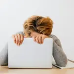 Η αποτελεσματική προστασία του ελεύθερου χρόνου σας από τα ψηφιακά μηνύματα της δουλειάς κατά τη διάρκεια του Σαββατοκύριακου αποτελεί πλέον νομικά κατοχυρωμένο δικαίωμα στην Ελλάδα, καθώς η πλήρης εφαρμογή του δικαιώματος στην αποσύνδεση επιτρέπει σε κάθε εργαζόμενο να αγνοεί emails, μηνύματα στο Viber ή κλήσεις εκτός ωραρίου χωρίς τον φόβο κυρώσεων. Με την επαγγελματική εξουθένωση (burnout) να χτυπά κόκκινο λόγω της διαρκούς ψηφιακής διαθεσιμότητας, η θέσπιση ξεκάθαρων ορίων το διήμερο δεν είναι πολυτέλεια, αλλά αναγκαιότητα για την ψυχική και σωματική σας υγεία.