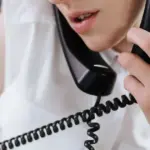 Μπορείτε να βάλετε οριστικό τέλος στα εργασιακά τηλεφωνήματα και τα μηνύματα κατά τη διάρκεια του Σαββατοκύριακου, αξιοποιώντας το θεσμοθετημένο δικαίωμα στην αποσύνδεση που προστατεύει τους εργαζόμενους στην Ελλάδα από την επαγγελματική εξουθένωση (burnout). Η άρνηση ανταπόκρισης σε υπηρεσιακά καθήκοντα εκτός του συμβατικού ωραρίου εργασίας αποτελεί νόμιμο δικαίωμά σας, καθώς η νομοθεσία απαγορεύει ρητά τις διακρίσεις ή τα αντίποινα από την πλευρά του εργοδότη για όσους επιλέγουν να κλείσουν τις επαγγελματικές τους συσκευές.