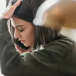 Η προστασία του προσωπικού σας χρόνου από τα εργασιακά τηλεφωνήματα και τα μηνύματα κατά τη διάρκεια του Σαββατοκύριακου επιτυγχάνεται μέσα από τη θεσμοθέτηση ξεκάθαρων ορίων και την αξιοποίηση του δικαιώματος στην αποσύνδεση, το οποίο προστατεύει τους εργαζόμενους από την επαγγελματική εξουθένωση (burnout). Με τα κρούσματα εργασιακού στρες στην Ελλάδα να καταγράφουν σταθερή άνοδο, η ανάγκη για πραγματική ξεκούραση τις ημέρες των αργιών αποτελεί πλέον αναγκαιότητα για τη διατήρηση της ψυχικής και σωματικής υγείας.
