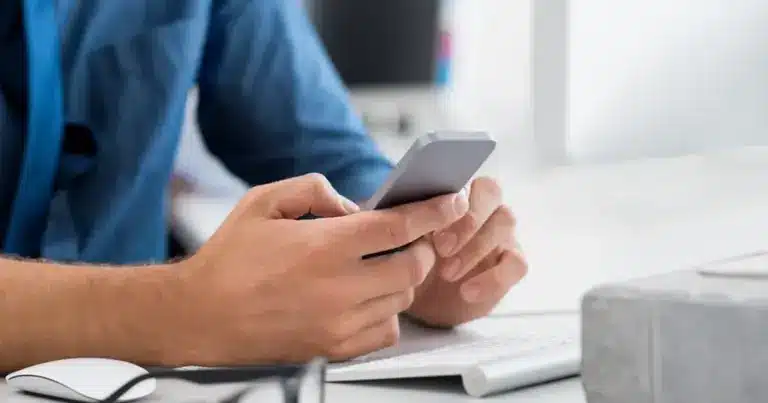 Η υποβολή ανώνυμης καταγγελίας στην Επιθεώρηση Εργασίας γίνεται πλέον άμεσα και με πλήρη ασφάλεια από την οθόνη του κινητού σας, μέσα από τη νέα ψηφιακή διαδικασία της πύλης gov.gr και της Επιθεώρησης Εργασίας. Η νέα αυτή δυνατότητα επιτρέπει σε κάθε εργαζόμενο ή πολίτη να αναφέρει αυθαιρεσίες στους χώρους εργασίας χωρίς να αποκαλύψει την ταυτότητά του, εκμεταλλευόμενος ένα απλοποιημένο περιβάλλον χρήσης (user-friendly) που λειτουργεί άψογα από smartphone και tablet.
