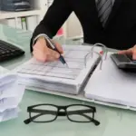 Η ψηφιακή πλατφόρμα της Επιθεώρησης Εργασίας επιτρέπει πλέον στους εργαζόμενους να υποβάλλουν ηλεκτρονικά και με απόλυτη ασφάλεια όλα τα αποδεικτικά στοιχεία για περιπτώσεις παράνομης ή αδήλωτης απασχόλησης, μέσα από την ανανεωμένη πύλη του Σώματος. Η διαδικασία αυτή απλοποιεί την καταγγελία αυθαιρεσιών, καθώς καταργεί την ανάγκη για φυσική παρουσία στα τοπικά τμήματα, επιταχύνοντας παράλληλα τους ελέγχους.