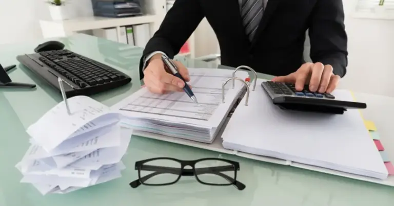 Η ψηφιακή πλατφόρμα της Επιθεώρησης Εργασίας επιτρέπει πλέον στους εργαζόμενους να υποβάλλουν ηλεκτρονικά και με απόλυτη ασφάλεια όλα τα αποδεικτικά στοιχεία για περιπτώσεις παράνομης ή αδήλωτης απασχόλησης, μέσα από την ανανεωμένη πύλη του Σώματος. Η διαδικασία αυτή απλοποιεί την καταγγελία αυθαιρεσιών, καθώς καταργεί την ανάγκη για φυσική παρουσία στα τοπικά τμήματα, επιταχύνοντας παράλληλα τους ελέγχους.