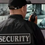 Η ψηφιακή καταγραφή του check-in μέσω της Ψηφιακής Κάρτας Εργασίας αποτελεί πλέον το βασικό «όπλο» της Επιθεώρησης Εργασίας για την πάταξη της υποδηλωμένης και απλήρωτης νυχτερινής απασχόλησης στον κλάδο των security. Με την καθολική εφαρμογή του μέτρου, οι εργαζόμενοι στη φύλαξη κατά τις νυχτερινές βάρδιες αποκτούν μια αδιαμφισβήτητη ψηφιακή απόδειξη για την ακριβή ώρα έναρξης και λήξης της εργασίας τους, εμποδίζοντας τις αυθαίρετες τροποποιήσεις ωραρίων.