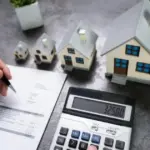 Οι αυτόματες ηλεκτρονικές διασταυρώσεις μέσω της πλατφόρμας του e-ΑΜΚΑ και της ΗΔΙΚΑ αποτελούν τον βασικό λόγο για τον οποίο χιλιάδες δικαιούχοι κινδυνεύουν να δουν τις πληρωμές για το επίδομα ενοικίου του Ιουνίου 2026 να «παγώνουν». Η αυστηροποίηση των ψηφιακών ελέγχων φέρνει στο φως αναντιστοιχίες στα στοιχεία των μελών του νοικοκυριού, παλιά ή μη επικαιροποιημένα στοιχεία μητρώου, καθώς και προβλήματα με τη δήλωση φιλοξενούμενων προσώπων, οδηγώντας σε αυτόματες απορρίψεις ή προσωρινές αναστολές των αιτήσεων.