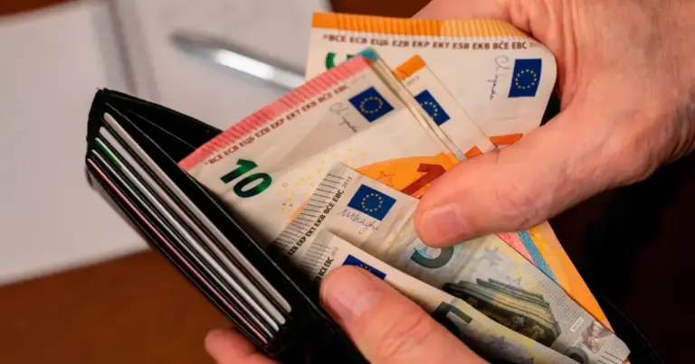 Η αυτόματη απόρριψη των αιτήσεων για το επίδομα ενοικίου μετά από αλλαγή κατοικίας οφείλεται στη μη επικαιροποίηση των στοιχείων διεύθυνσης στο ηλεκτρονικό σύστημα του e-Amka, το οποίο δεν μπορεί να διασταυρώσει τη νέα μισθωμένη κατοικία με τα δηλωμένα στοιχεία του δικαιούχου.