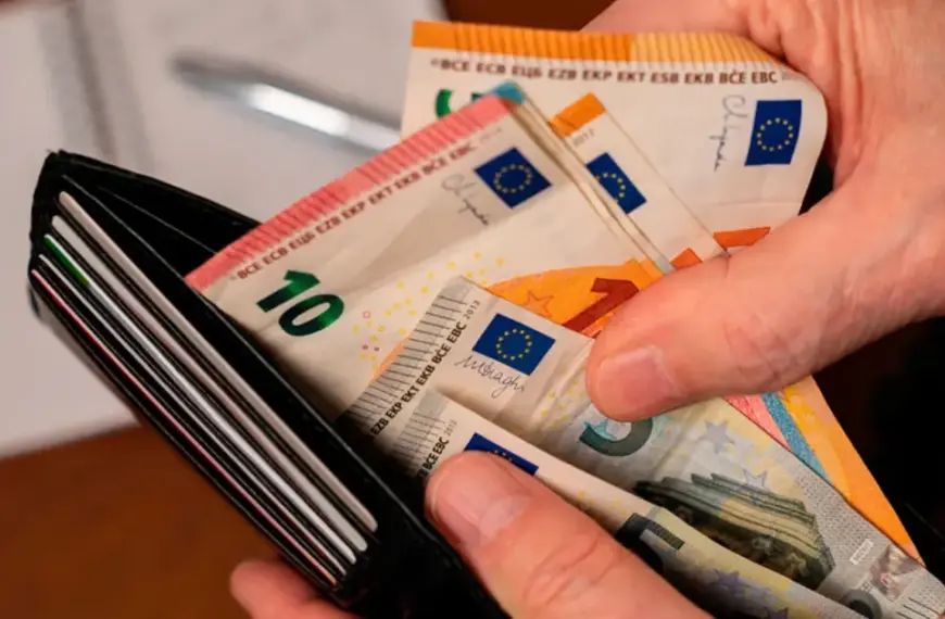 Η αυτόματη απόρριψη των αιτήσεων για το επίδομα ενοικίου μετά από αλλαγή κατοικίας οφείλεται στη μη επικαιροποίηση των στοιχείων διεύθυνσης στο ηλεκτρονικό σύστημα του e-Amka, το οποίο δεν μπορεί να διασταυρώσει τη νέα μισθωμένη κατοικία με τα δηλωμένα στοιχεία του δικαιούχου.