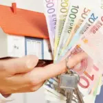 Η αναπροσαρμογή των αντικειμενικών αξιών φέρνει ανατροπές στην πληρωμή του επιδόματος ενοικίου για τον μήνα Ιούνιο, καθώς χιλιάδες δικαιούχοι κινδυνεύουν να χάσουν την επιδότηση ή να δουν το ποσό να μειώνεται, εάν η νέα αξία της ακίνητης περιουσίας τους ξεπεράσει τα θεσμοθετημένα όρια.