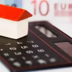Η αυτόματη ηλεκτρονική διασταύρωση των στοιχείων του e-Amka με τις πλατφόρμες της ΗΔΙΚΑ και της ΑΑΔΕ «παγώνει» την πληρωμή του επιδόματος ενοικίου Ιουνίου για χιλιάδες δικαιούχους που παρουσιάζουν αναντιστοιχία στα προσωπικά τους δεδομένα. Το σύστημα εντοπίζει άμεσα αν ο αριθμός μητρώου κοινωνικής ασφάλισης δεν ταυτίζεται με τον ΑΦΜ ή τα στοιχεία του ηλεκτρονικού μισθωτηρίου, με αποτέλεσμα η καταβολή που είναι προγραμματισμένη για το τέλος του μήνα να αναστέλλεται μέχρι να διορθωθεί το σφάλμα.
