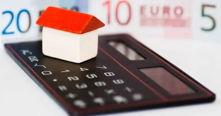 Η αυτόματη ηλεκτρονική διασταύρωση των στοιχείων του e-Amka με τις πλατφόρμες της ΗΔΙΚΑ και της ΑΑΔΕ «παγώνει» την πληρωμή του επιδόματος ενοικίου Ιουνίου για χιλιάδες δικαιούχους που παρουσιάζουν αναντιστοιχία στα προσωπικά τους δεδομένα. Το σύστημα εντοπίζει άμεσα αν ο αριθμός μητρώου κοινωνικής ασφάλισης δεν ταυτίζεται με τον ΑΦΜ ή τα στοιχεία του ηλεκτρονικού μισθωτηρίου, με αποτέλεσμα η καταβολή που είναι προγραμματισμένη για το τέλος του μήνα να αναστέλλεται μέχρι να διορθωθεί το σφάλμα.