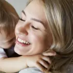 Η νέα αυτή ρύθμιση δίνει τη δυνατότητα στη μητέρα να επιστρέψει νωρίτερα στην εργασία της, εάν το επιθυμεί, χωρίς να χαθεί το οικονομικό προνόμιο της άδειας, καθώς ο πατέρας εισπράττει κανονικά τις αποδοχές που αναλογούν στο διάστημα αυτό.